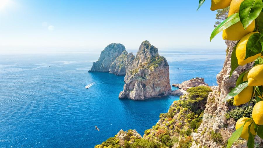 slynne-skaly-faraglioni-wyspa-capri-wlochy-piekny-rajski-kra_shutterstock_1406955272.jpg