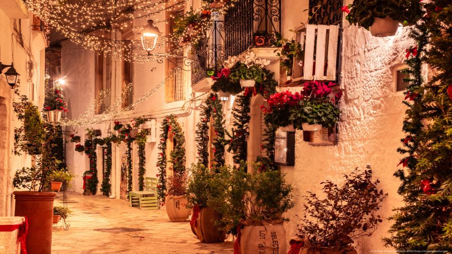 christmas-lights-in-puglia-decoration-festons-locorotondo-scaled.jpg