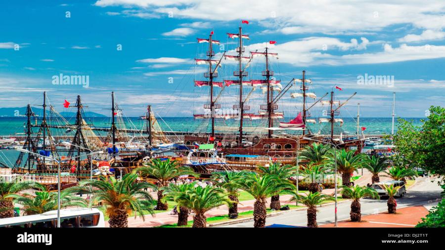 view-of-alanya-cruise-port-turkey-DJ2T1T.jpg