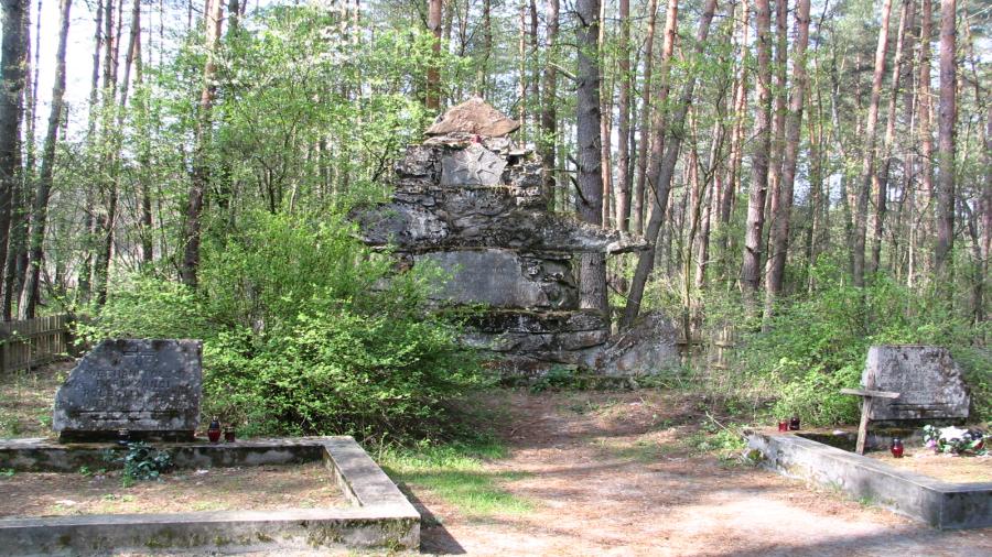 Czartowe_Pole_Monument_and_Cemetery.jpg