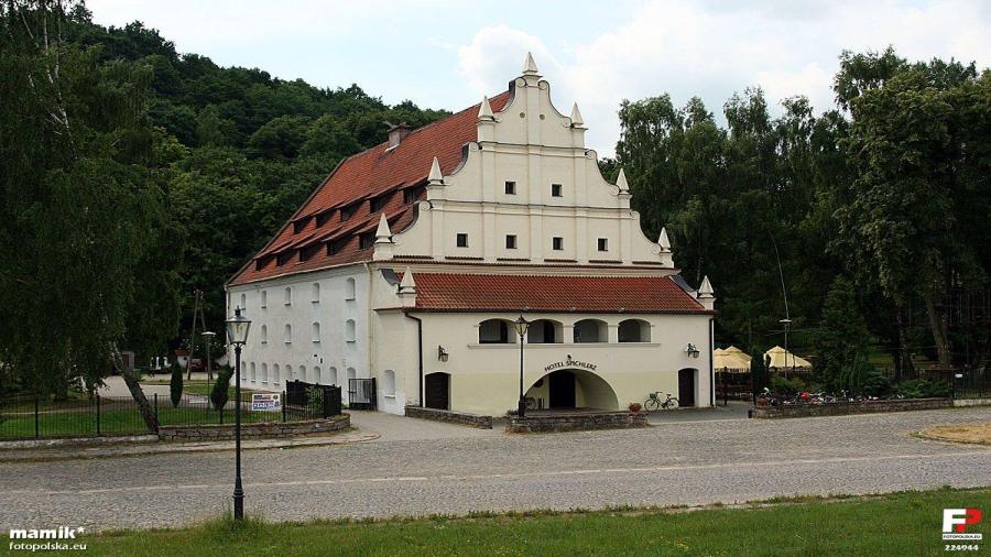 Kazimierz_Dolny,_Hotel_PTTK_'Spichlerz'_-_fotopolska.eu_(224944).jpg